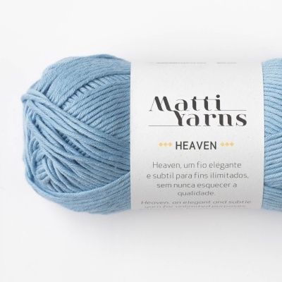 Novelo de fio azul claro com etiqueta branca