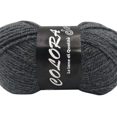 Novelo de lã cinzento escuro com etiqueta preta com texto COLORA.