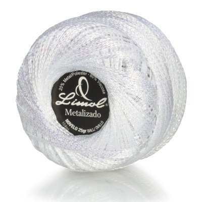 Novelo de fio metálico branco com etiqueta preta central