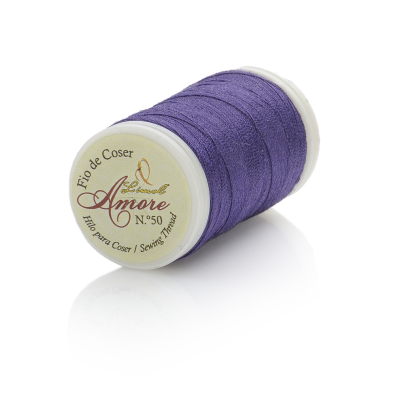 Rolo de linha de costura roxa com etiqueta Amare N.º 50