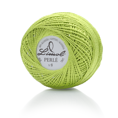 Rolo de fio verde-limão 100% algodão Limol Perlé Nº 8 isolado em fundo branco