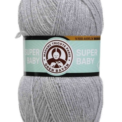 Novelo de lã cinzenta clara com rótulo SUPER BABY em ambiente neutro