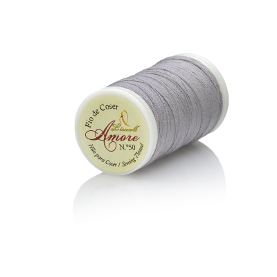 Carretel de linha de coser cinzenta com etiqueta Amore N.º 50