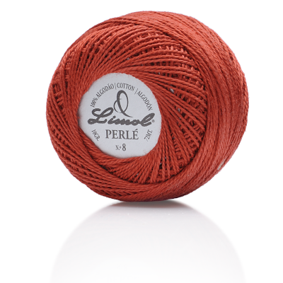 Rolo de linha de algodão castanho avermelhado com etiqueta central