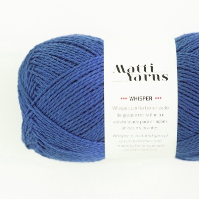 Novelo de linha azul com etiqueta branca da marca Matti Yarns Whisper