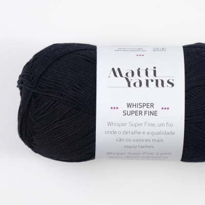 Novelo de fio preto Matti Yarns Whisper Super Fine com etiqueta branca