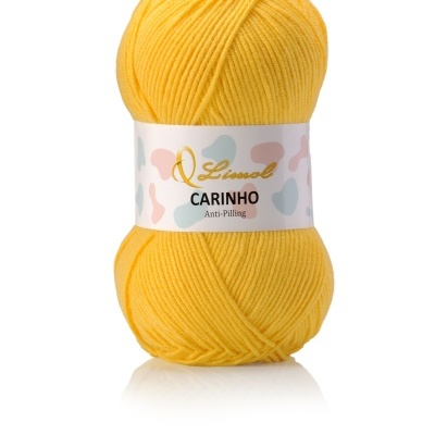 Novelo de lã amarelo com etiqueta branca em fundo branco