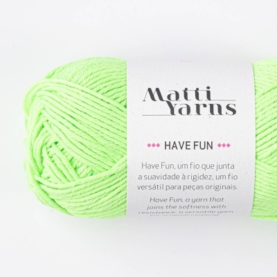 Novelo de fio verde limão com etiqueta da Matti Yarns