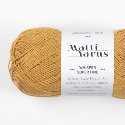 Novelo de fio de lã bege claro da marca Matti Yarns com rótulo branco.
