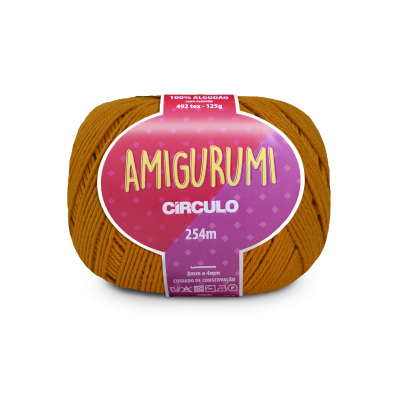 Novelo de fio Amigurumi castanho da Círculo com etiqueta rosa e informações de peso e comprimento.