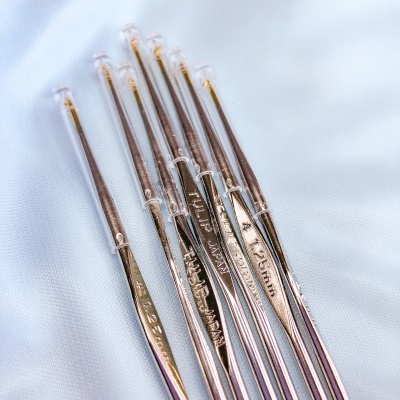 Conjunto de agulhas de crochet metálicas com proteção nas pontas e texto TULIP JAPAN