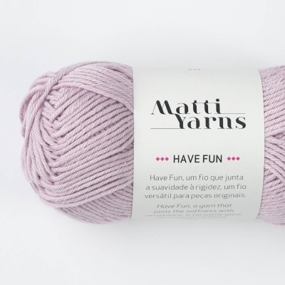 Novelo de fio cor rosa claro com etiqueta branca da marca Matti Yarns