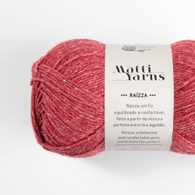 Novelo de lã e algodão vermelha com etiqueta Matti Yarns Raízza