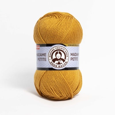 Novelo de lã amarelo mostarda com etiqueta da marca Madame Petite