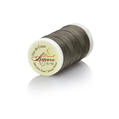 Rolo de fio para coser Amore castanho escuro com etiqueta branca