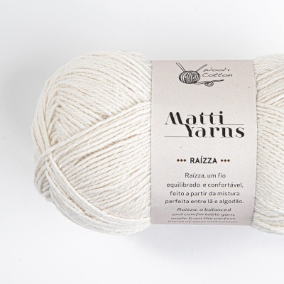 Novelo bege claro de lã e algodão com etiqueta Matti Yarns Raízza