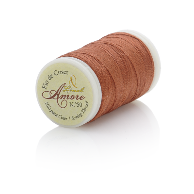 Carretel de linha de coser castanha com etiqueta Amore Nº 50
