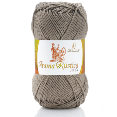 Novelo de fio cinza claro com etiqueta 'Trama Rústica' e imagem de pessoa a fiar