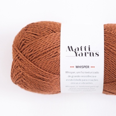 Novelo de fio castanho Matti Yarns Whisper com rótulo branco