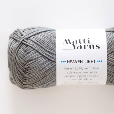 Novelo de fio cinzento claro Matti Yarns Heaven Light com etiqueta branca