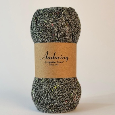 Novelo de lã cinzento com pontos coloridos e rótulo