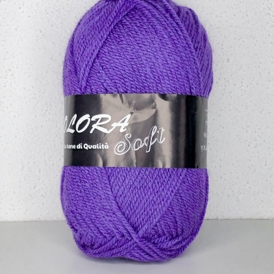 Novelo de lã roxa com etiqueta preta e texto FLORA Soft sobre fundo claro