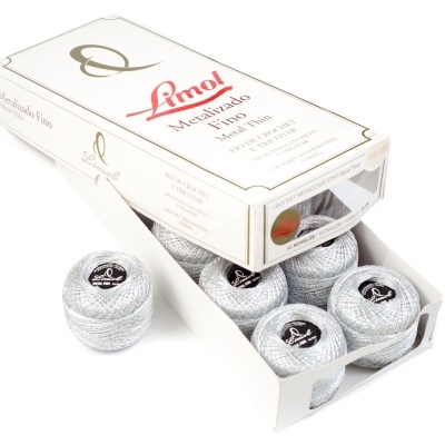 Conjunto de novelos de fio metalizado prateado na caixa branca aberta da marca Limol