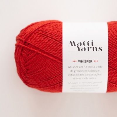Novelo de lã vermelho com etiqueta branca da marca Matti Yarns, produto Whisper.