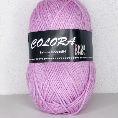 Novelo de lã rosa claro com rótulo preto COLORA BABY sobre superfície branca