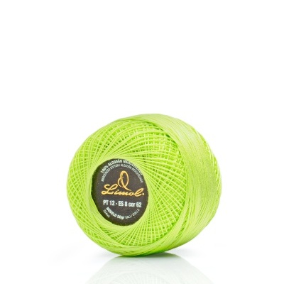 Rolo de linha verde claro de algodão mercerizado com etiqueta preta