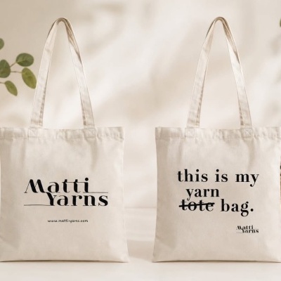 Duas sacolas tote de algodão cru com frases impressas à frente