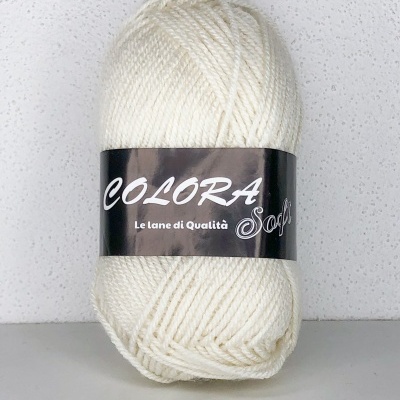 Novelo de lã branca com etiqueta preta e texto, em fundo branco texturado