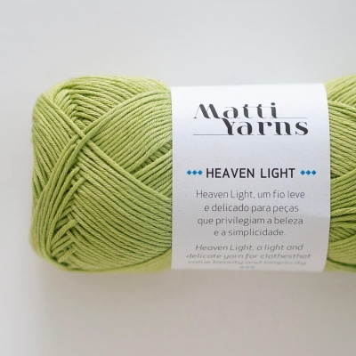 Novelo de lã verde claro Matti Yarns Heaven Light com etiqueta informativa