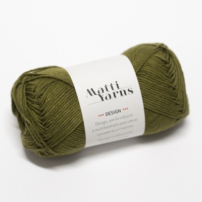 Novelo de lã verde com etiqueta branca da marca Matti Yarns