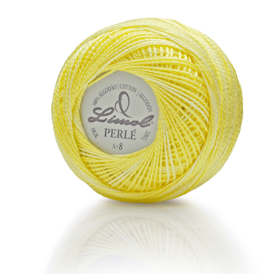 Bobine de linha de algodão amarelo claro com etiqueta central na superfície branca