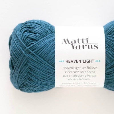 Novelo de lã azul com etiqueta branca da marca Matti Yarns Heaven Light