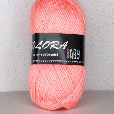 Novelo de lã rosa claro com etiqueta preta