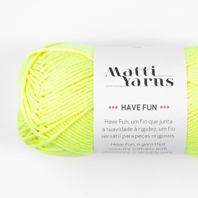 Novelo de lã amarela fluorescente da Matti Yarns com etiqueta branca