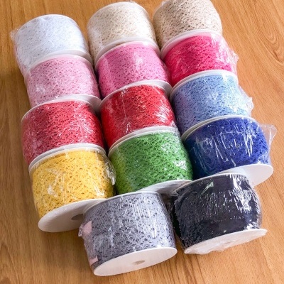 Rolos de fita rendada multicolor sobre madeira