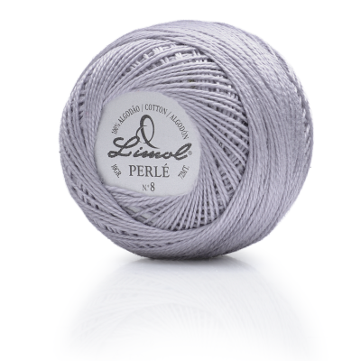 Novelo de fio de algodão cinzento claro da marca Linus Perlé