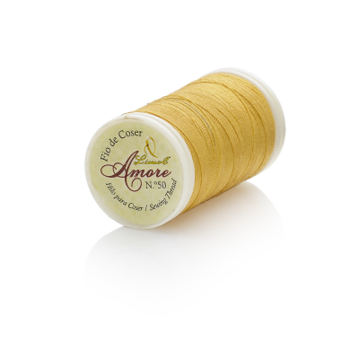 Rolo de linha de coser amarelo claro da marca Amore