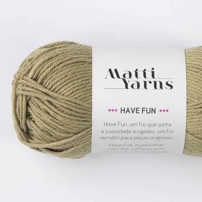 Novelo de fio de lã bege claro com etiqueta branca da marca Matti Yarns