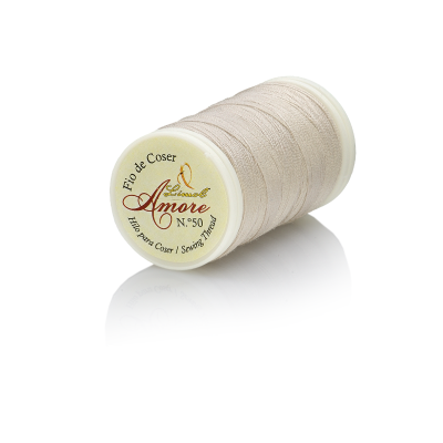 Carretel de linha de costura bege com rótulo branco