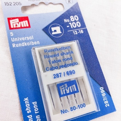 Embalagem azul e branca com cinco agulhas universais de ponta redonda Prym No. 80-100