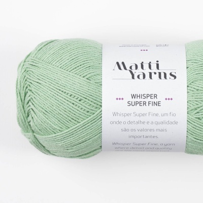 Novelo de fio de lã verde claro com etiqueta branca com texto