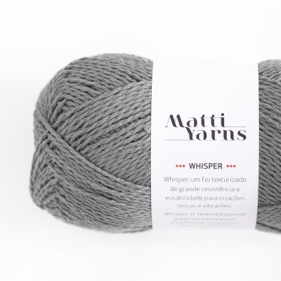 Novelo cinza de fio texturizado da marca Matti Yarns com etiqueta branca