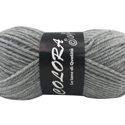 Novelo de lã cinzenta Colora com etiqueta preta