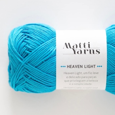 Novelo azul turquesa de lã com etiqueta branca da Matti Yarns.