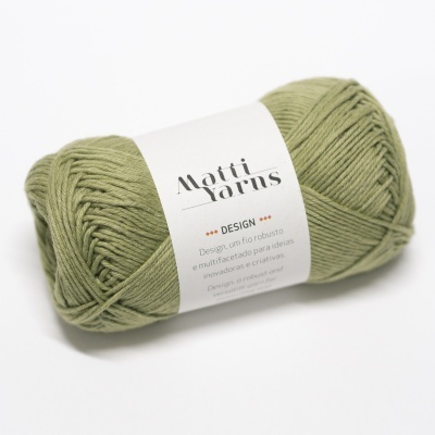Novelo de fio verde oliva da marca Matti Yarns com rótulo branco