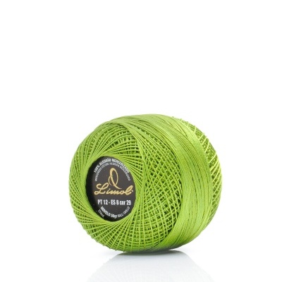 Novelo de linha verde clara com etiqueta preta